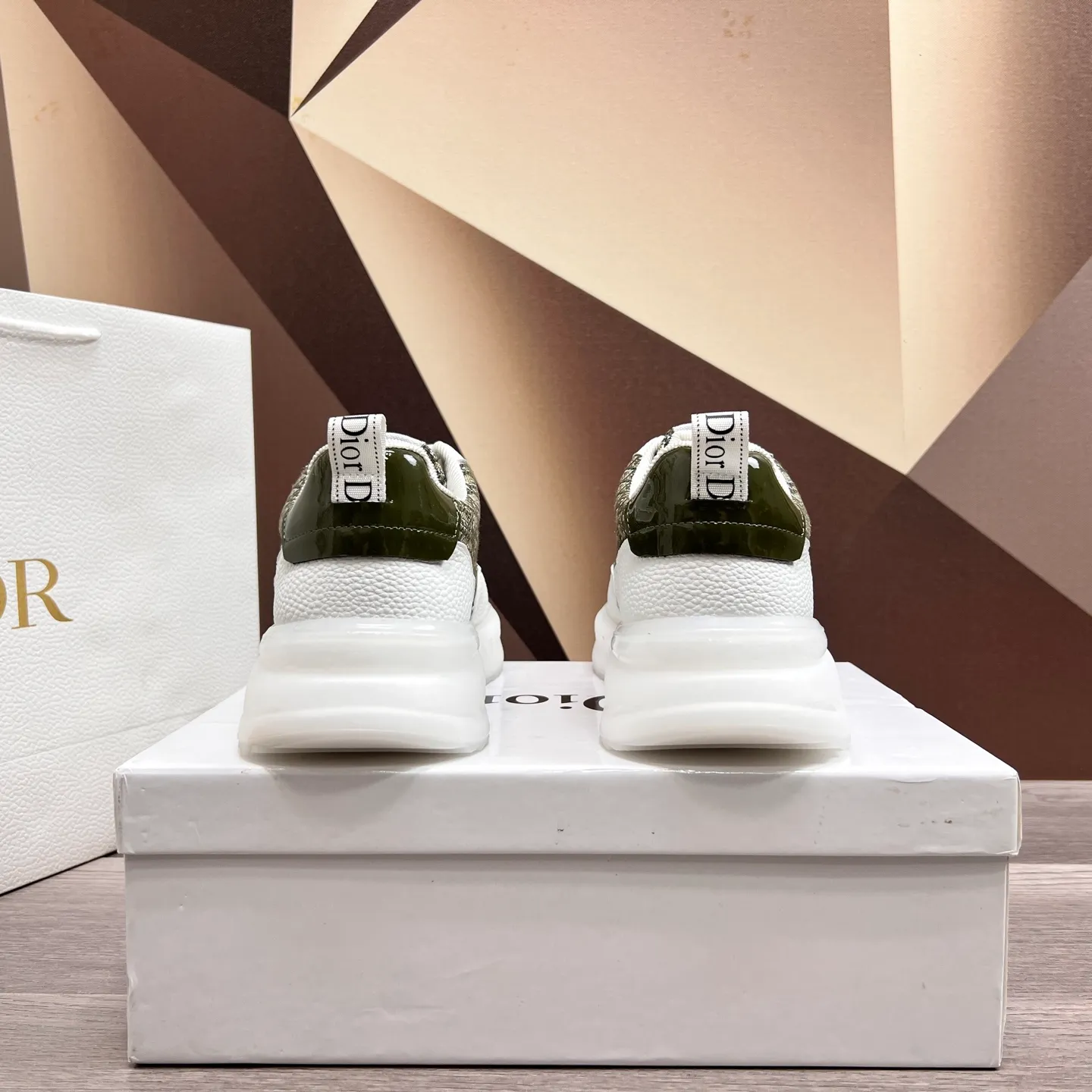 Factory price: 438💰Dior original quality.~ Unique modern style sneakers. 🏃A must-have casual shoe for trendy men😍😍 Imported cowhide fabric, sheepskin foot pads (refuse to discolor and grind feet) soles: Original soles specially provided by the original factory, French lazy style design ⚠️Fit to the feet, original quality, super comfortable original soles. It’s like shooting the real thing🎬The real thing is better, high-quality sneakers, men’s shoe size: 38-44 (45 and 46 can be customized)